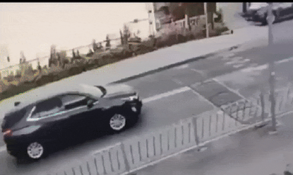 Đang lưu thông, xe ô tô đột nhiên phát nổ như bom: Hiện trường vụ việc hỗn loạn và ám ảnh