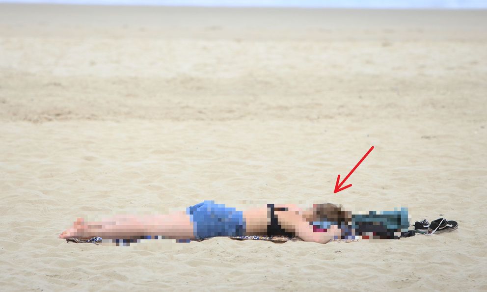 Xe ô tô cán ngang người khi đang tắm nắng trên bãi biển, du khách tử vong thương tâm: Hiện trường ám ảnh