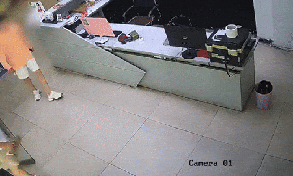 Đâm sập đại lý bán ô tô vì cho rằng cửa hàng bán xe đểu cho mình, người đàn ông nhận cái kết bẽ bàng