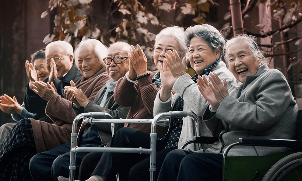 Bí quyết an hưởng tuổi già: Sau 60 tuổi, chi 50% tiền tiết kiệm vào 3 thứ này để hậu vận sung túc, bình an