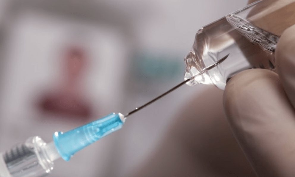 Người phụ nữ 54 tuổi liệt toàn thân sau 1 mũi tiêm 