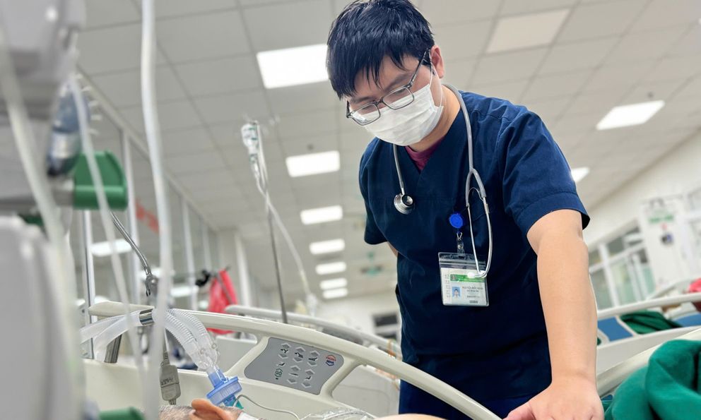 Xuất hiện nhiều ca viêm phổi nặng: Bác sĩ Bệnh viện Bệnh Nhiệt đới Trung ương chỉ ra 2 nhóm dễ 