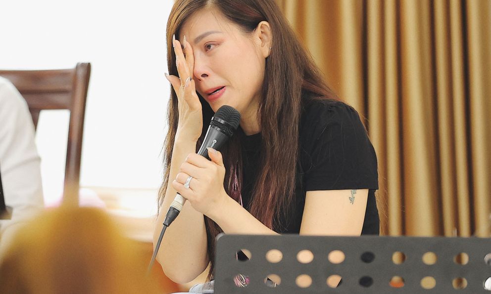 Học trò NSND Lê Dung ở Mỹ: “Chuẩn bị lên diễn, ngửi thấy mùi củi tôi òa khóc nức nở”