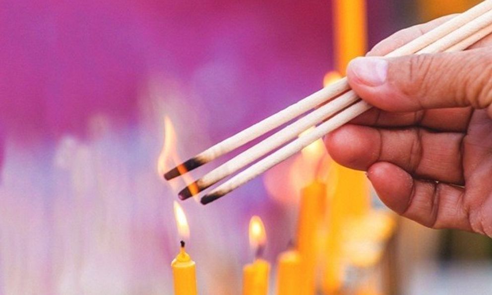 Thắp hương ngày Tết mà thấy dấu hiệu này thì cẩn thận hương tẩm hóa chất, nguy hại sức khỏe