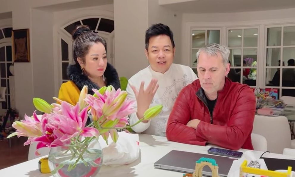 Vợ chồng tỷ phú Mỹ đón Tết Việt trong biệt thự vài chục triệu đô, mỗi chiếc dĩa là 2 cây vàng