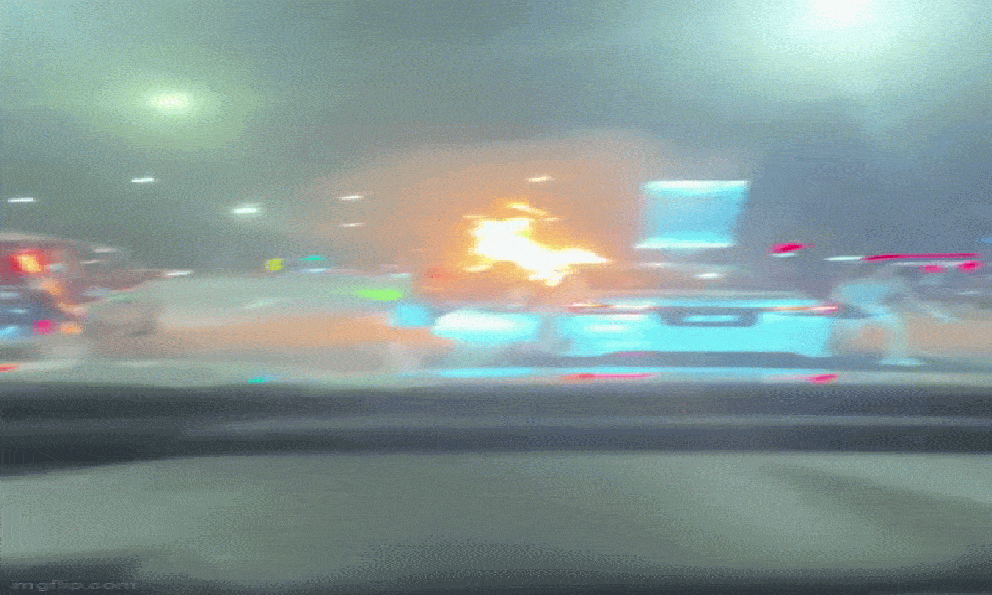 Cãi vã căng thẳng, chồng đốt xe của vợ giữa đường, 4 người trên xe hoảng loạn tháo chạy