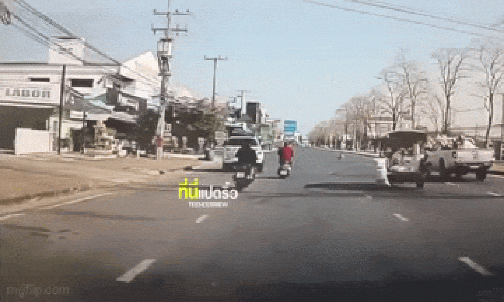 Đang đi trên đường, các tài xế hoảng hốt khi thấy 