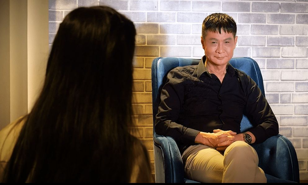 Lê Hoàng nói với cô gái làm 