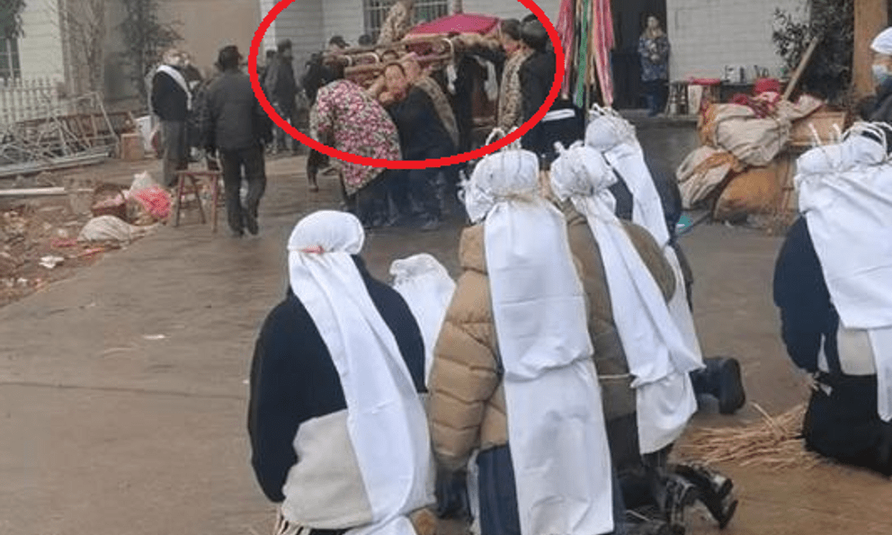 Về quê tổ chức đám tang cho bố, 4 người con tử vong bất thường trong phòng