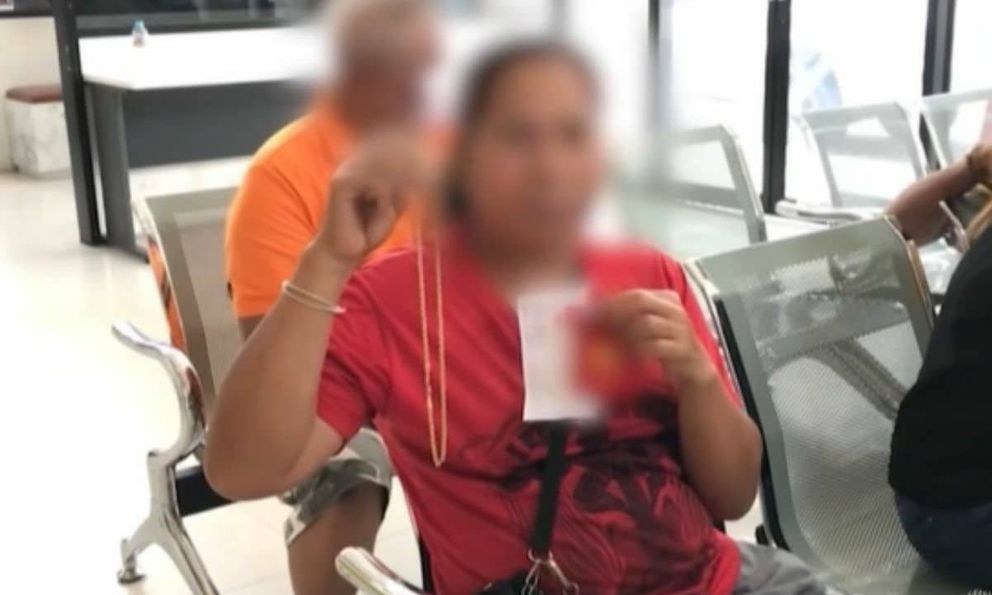 Vòng vàng 50 triệu bỗng hóa đồ giả, cặp vợ chồng làm đơn tố cáo nơi bán rồi phát hiện sự thật đau lòng 