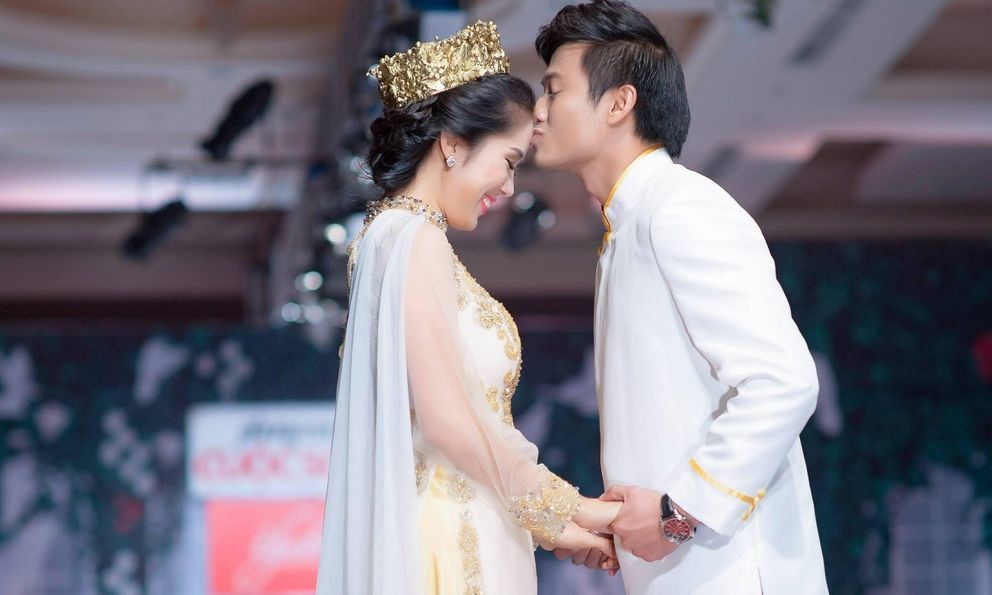 Một nhà thiết kế nổi tiếng bị chỉ trích vì đăng hình ảnh nhạy cảm của Quý Bình – Lê Phương