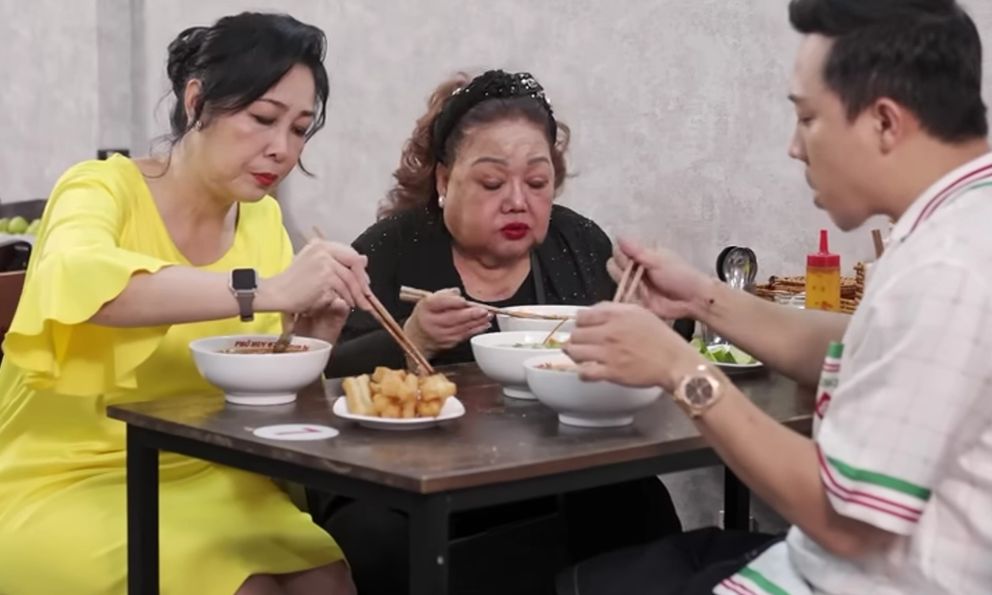 Trấn Thành mời 2 nữ NSND đi ăn phở, bị nhắc thẳng 1 điều