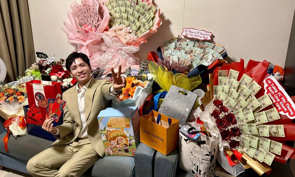 Nam nghệ sĩ Việt nổi tiếng: 35 tuổi vẫn độc thân, đi hát được lì xì nhiều hơn cả tiền cát-xê