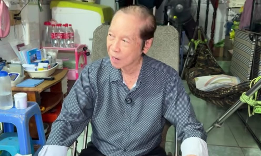 Nam nghệ sĩ nổi tiếng một thời: 82 tuổi vẫn tự chạy xe Honda đi hát quán nhậu dù không được trả lương