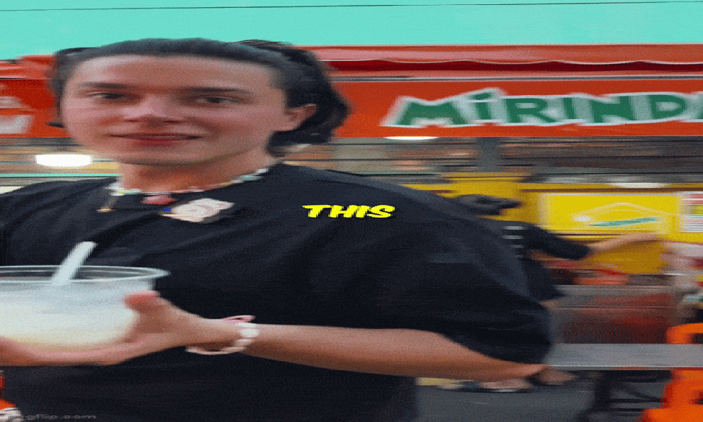 Khách Tây nếm thử thứ quả 