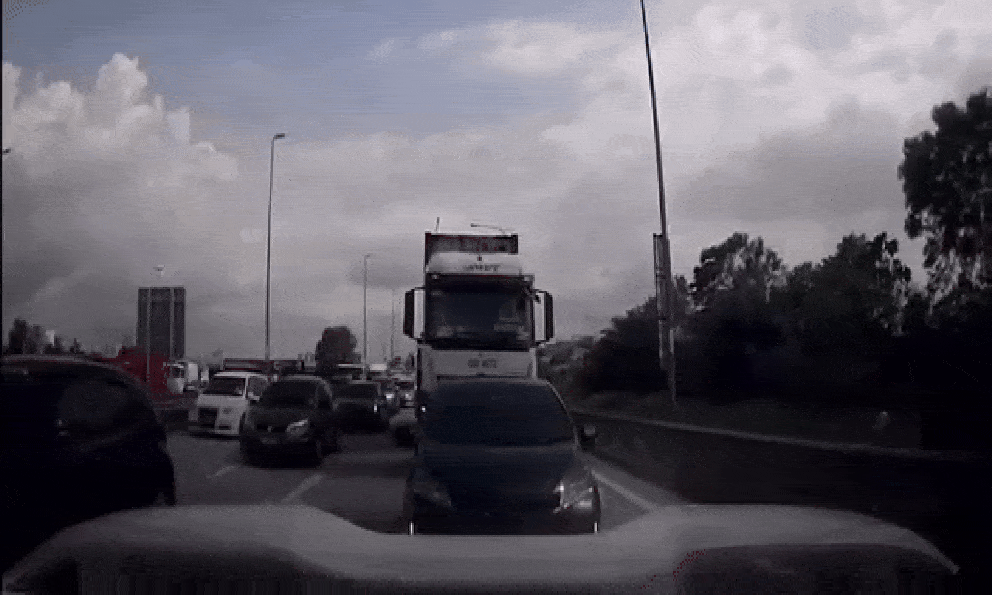 Đang bị tắc đường, các tài xế hoảng hồn khi nhìn về phía sau, trông hiện trường mà hoang mang