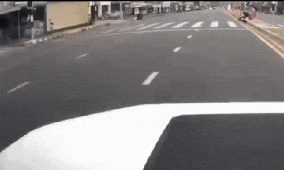 Sang đường không quan sát, cặp vợ chồng bị ô tô tông trúng, cảnh tượng sau đó thật không thể tin nổi