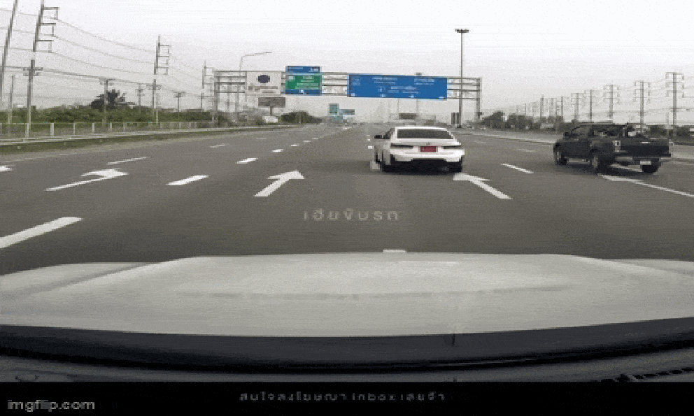 Xích mích ở trạm thu phí, tài xế BMW đuổi theo xe bán tải, camera ghi lại màn trả thù đáng sợ