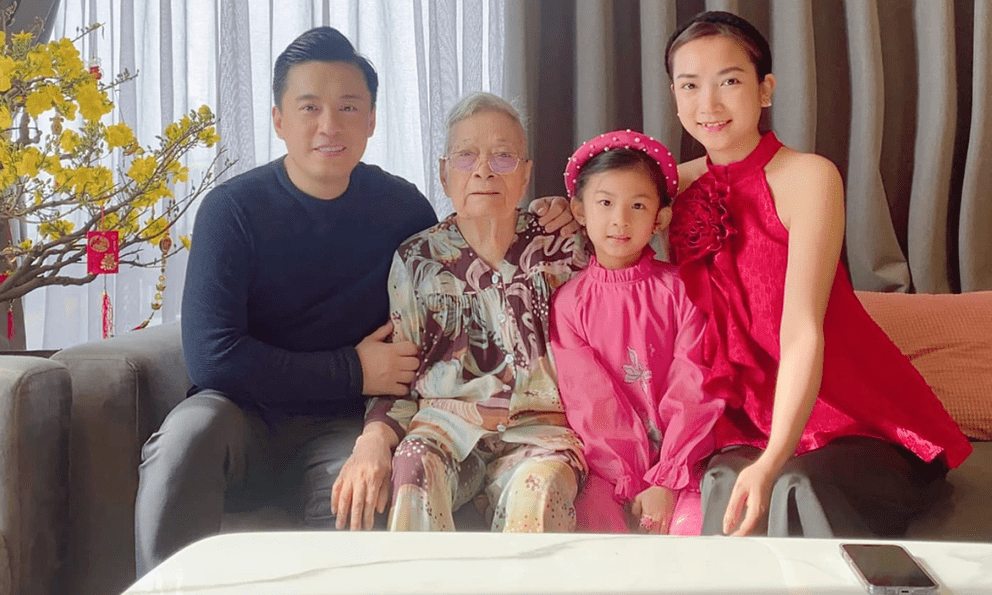 Ca sĩ Lam Trường đau lòng báo tin mẹ ruột qua đời