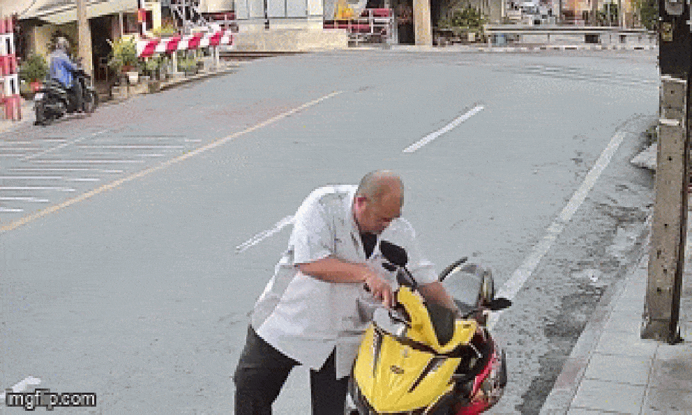 Cố vượt qua rào chắn tàu hỏa, người đàn ông khiến vợ gặp họa, camera an ninh ghi lại cảnh đáng sợ