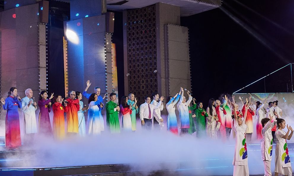 NTK Trần Phương Hoa tiết lộ áp lực khi thực hiện bộ sưu tập “Hòa bình rực rỡ”