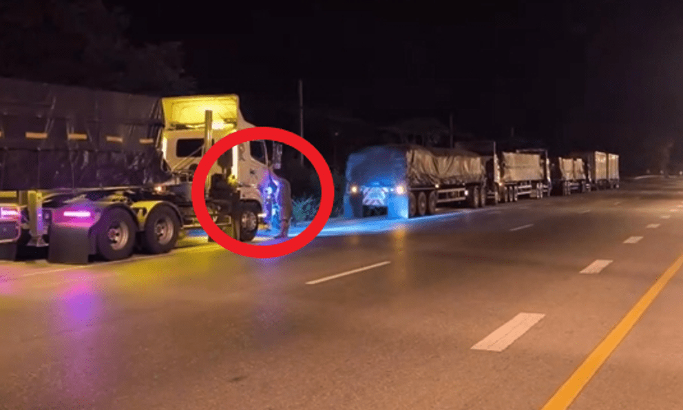 Bị xe Vios tạt đầu, tài xế xe đầu kéo ở Thái Lan đuổi theo hỏi lý do thì bị đối phương rút súng, bắn liền 6 phát