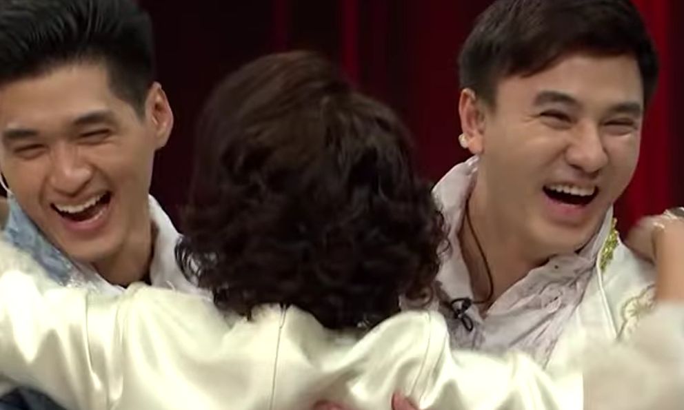 Nữ NSND 61 tuổi nấp sau ghế khi thấy 2 chàng trai hóa Romeo tiến về phía mình