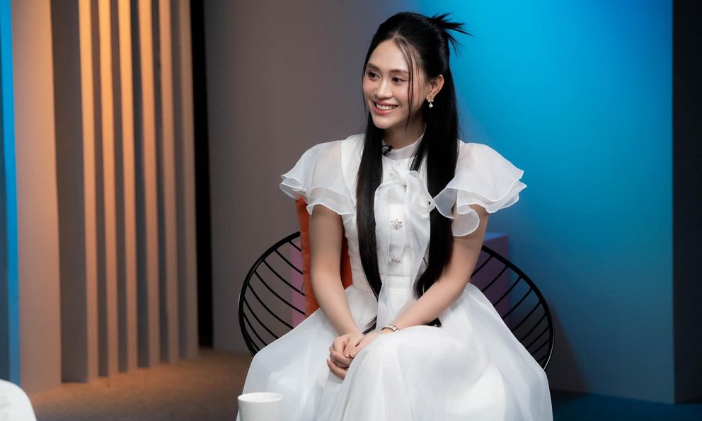 Nữ ca sĩ Việt đi nhậu, đòi xóa clip đàn ông nắm tay: “Tôi không biết chơi bời gì”