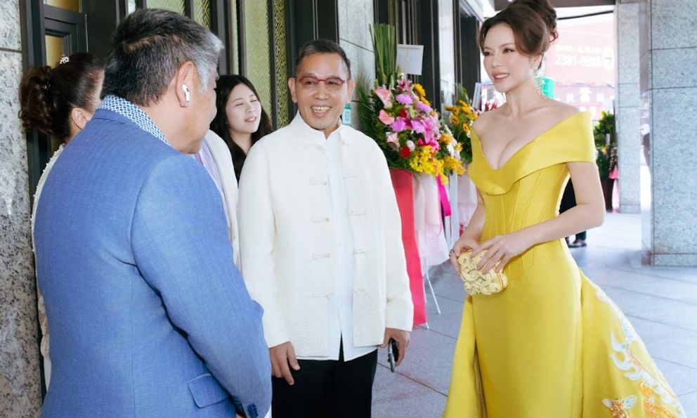 Lý Nhã Kỳ được anh nuôi tỷ phú Đài Loan mời sang tận nơi làm một việc