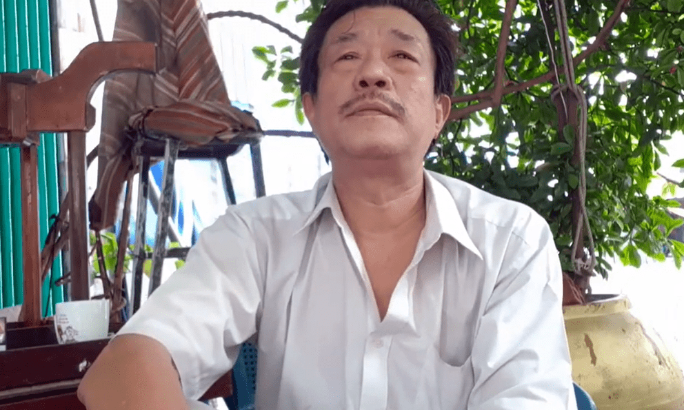 Nghệ sĩ bị đuổi việc vì để mic đụng vào nón “nữ hoàng cải lương”: Phải bán cà phê cóc, vợ bỏ đi