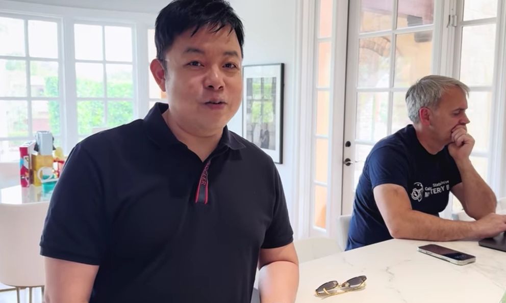 Nam ca sĩ Việt nghi bị hại, phải tìm tới cầu cứu một tỷ phú Mỹ