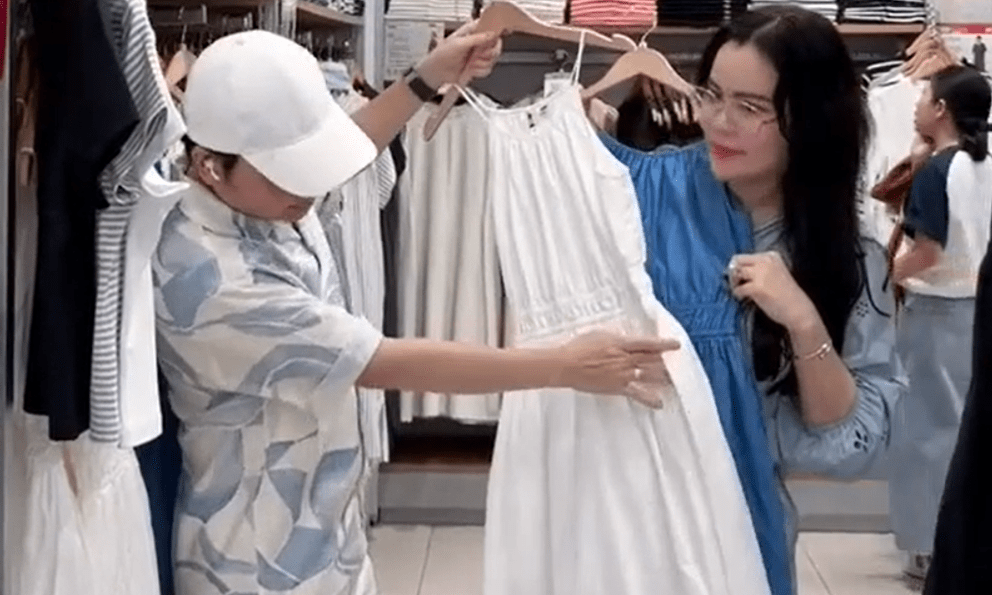 Nam nghệ sĩ kết hôn với fan, lên chức bố ở tuổi 53, mua cho anh chị em mỗi người 1 căn nhà