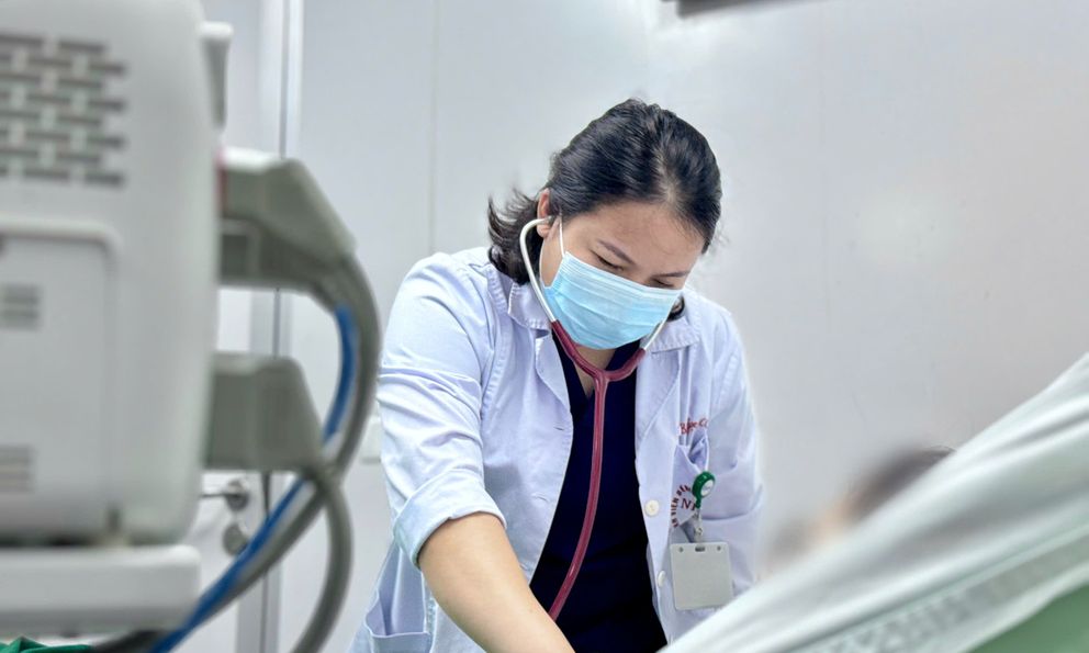 Cô gái 25 tuổi có phổi đông đặc chỉ sau 3 ngày sốt: 