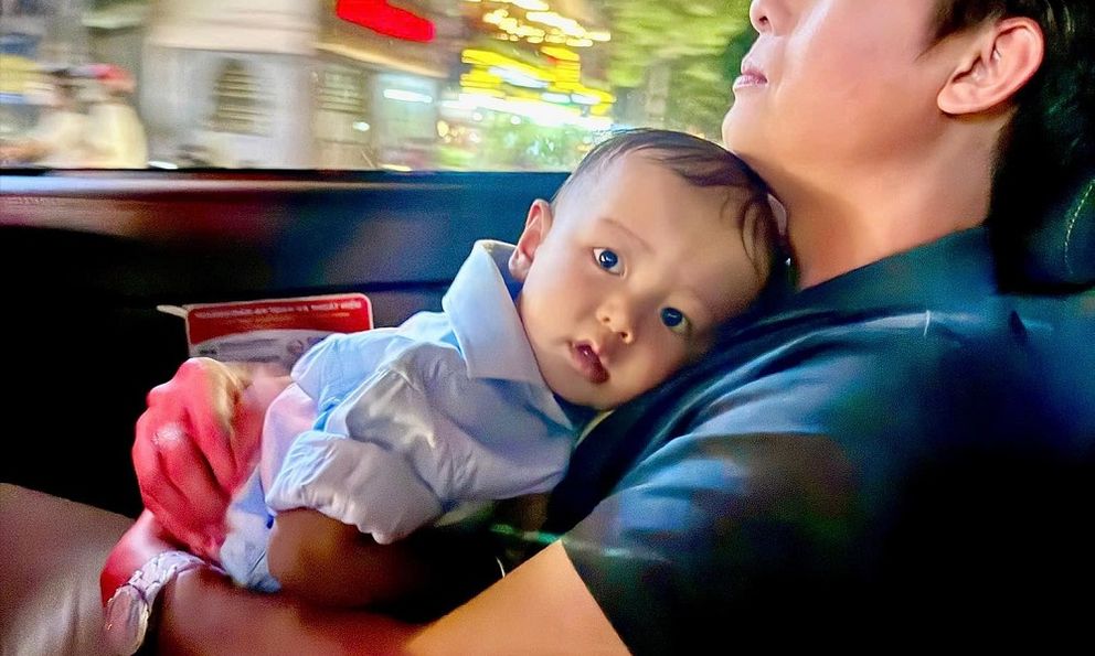 Mới 2 tuần chia sẻ làm bố đơn thân, nam nghệ sĩ Việt lại đăng ảnh cầm chặt tay 1 người: “Chỉ yêu mình em”