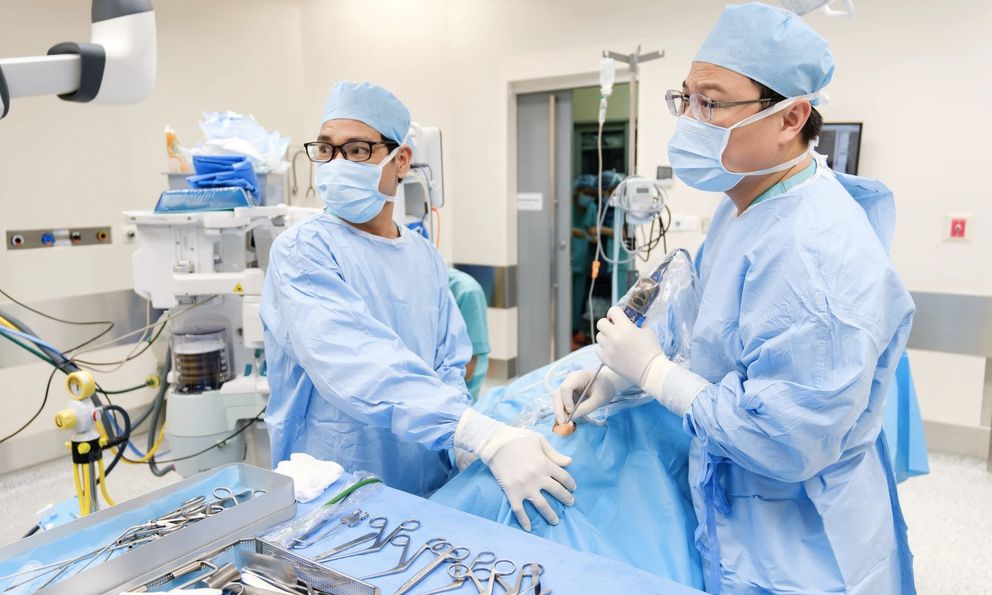 Bé gái Trung Quốc suýt mù, được bác sĩ Việt cứu ngoạn mục, mẹ bé xúc động: “Tôi vô cùng biết ơn!”