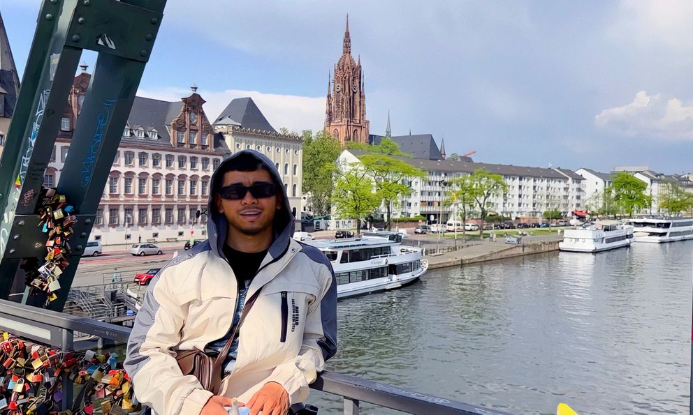 Nam ca sĩ, diễn viên bỏ nghề đi làm travel blogger: 2 năm đi 118 quốc gia, mua nhà xe, cuộc sống viên mãn