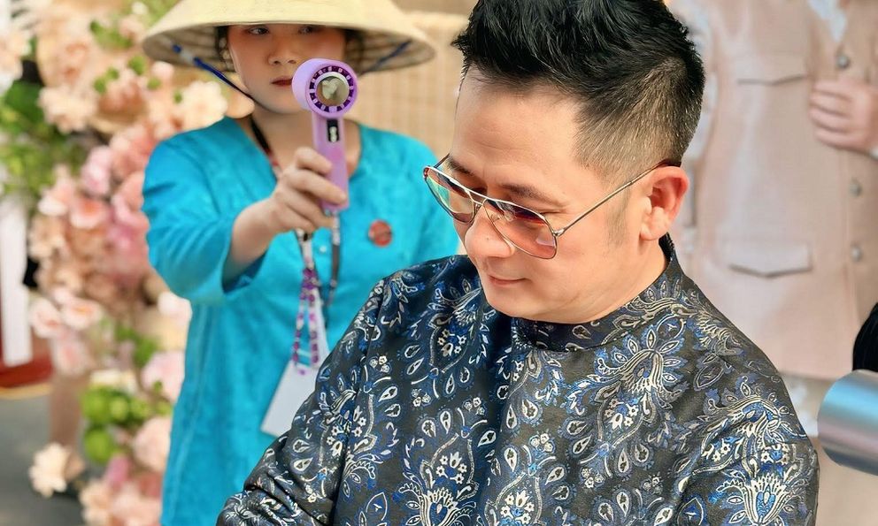 Nam ca sĩ sở hữu biệt thự 2.000 m2 ở Mỹ và Việt Nam: Ngoài 50 hôn nhân viên mãn bên vợ kém 17 tuổi