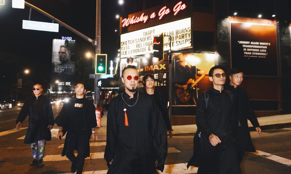 Tự hào ban nhạc Việt mặc áo dài trình diễn tại Mỹ