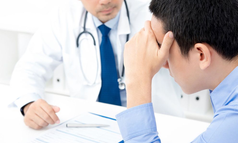 Tình cờ đi khám, người đàn ông bàng hoàng phát hiện nhiễm HIV: Nguyên nhân bất ngờ đến từ 10 năm trước