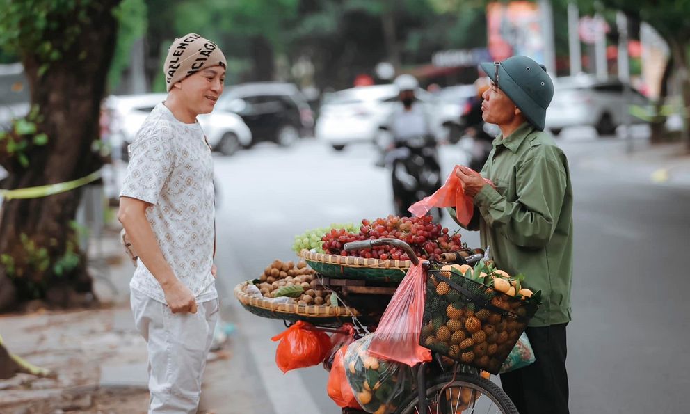 Cuộc sống tuổi 55 của nam nghệ sĩ gà trống nuôi con, gần 20 năm trốn nợ, con trai vướng vòng lao lý