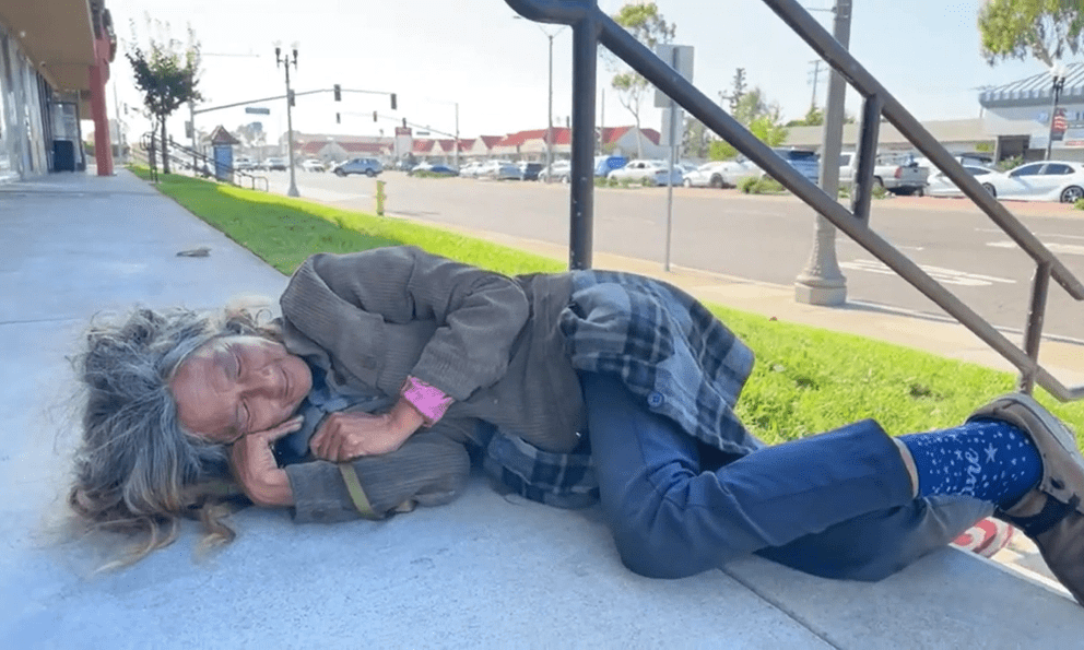 Tuổi 62 sống lang thang ngoài đường của nữ ca sĩ là mỹ nhân đình đám một thời