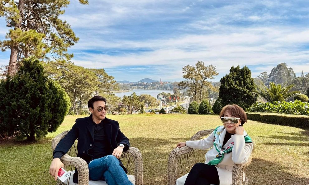 Nữ ca sĩ 1 lần đò, lấy chồng 2 kém 13 tuổi vì dính bầu: Hôn nhân viên mãn, gia đình toàn ngôi sao ca nhạc