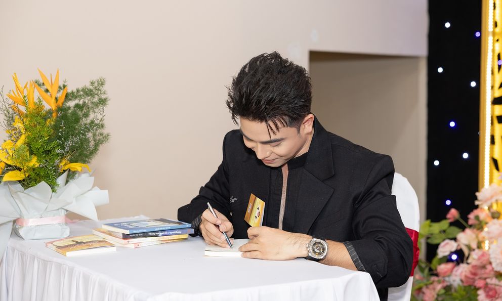 Nam diễn viên vừa ra sách, NSND Mỹ Uyên đã muốn chuyển thể sang kịch bản sân khấu