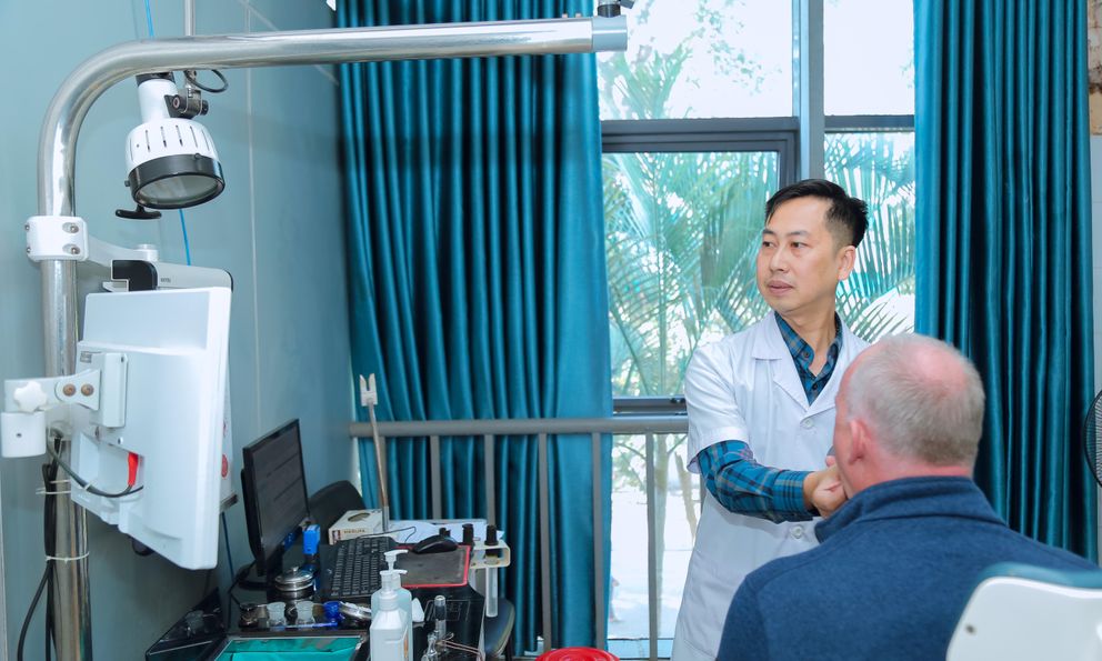 1 năm chữa ở Hà Lan không khỏi, bệnh nhân ngoại quốc sang Việt Nam: Bác sĩ Việt làm được điều ‘kỳ diệu’