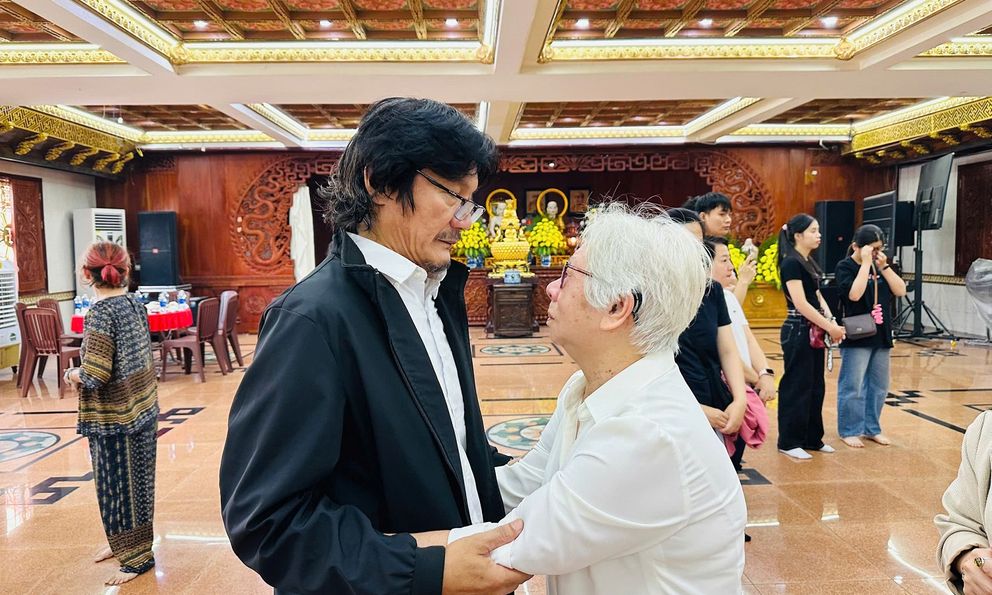 Mẹ ruột cố NSƯT Ngọc Trinh nắm tay NSƯT Công Ninh khóc nghẹn trong lễ 100 ngày mất con