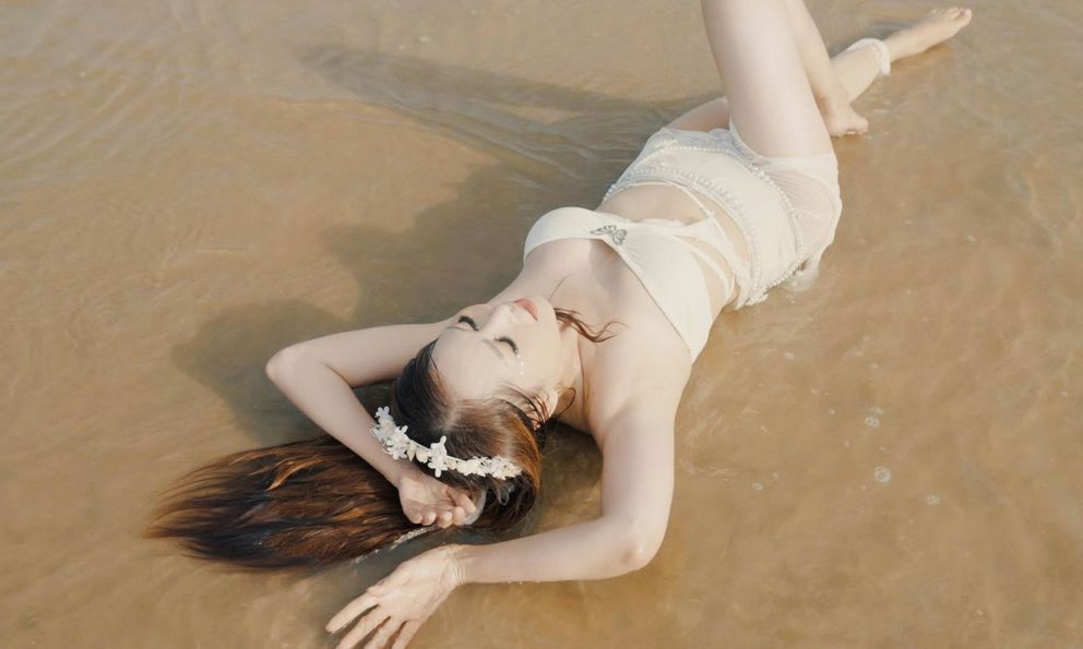 Nhan sắc nóng bỏng của nữ diễn viên 49 tuổi dính tin đồn kết hôn với Lý Hùng