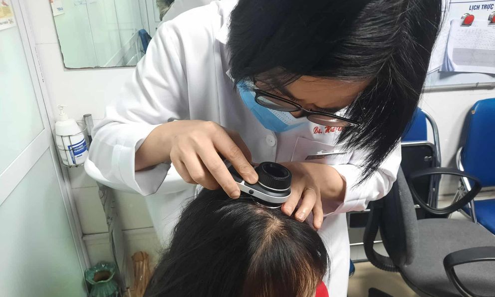 Mỗi ngày, một Bệnh viện tuyến Trung ương tiếp nhận cả trăm ca rụng tóc: Khi nào là dấu hiệu bệnh lý?