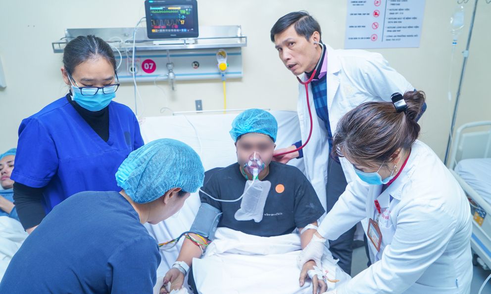 Cháy nhà 3 tầng, 15 người nhập viện trong đêm