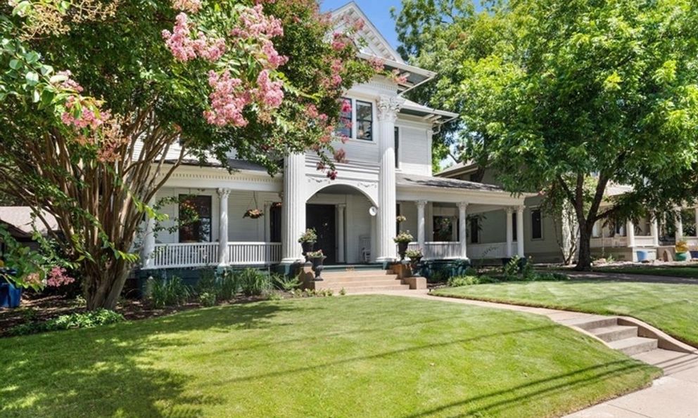 Bên trong biệt thự rộng gần 8.000 m2 của hoa hậu giàu nhất Việt Nam có gì?