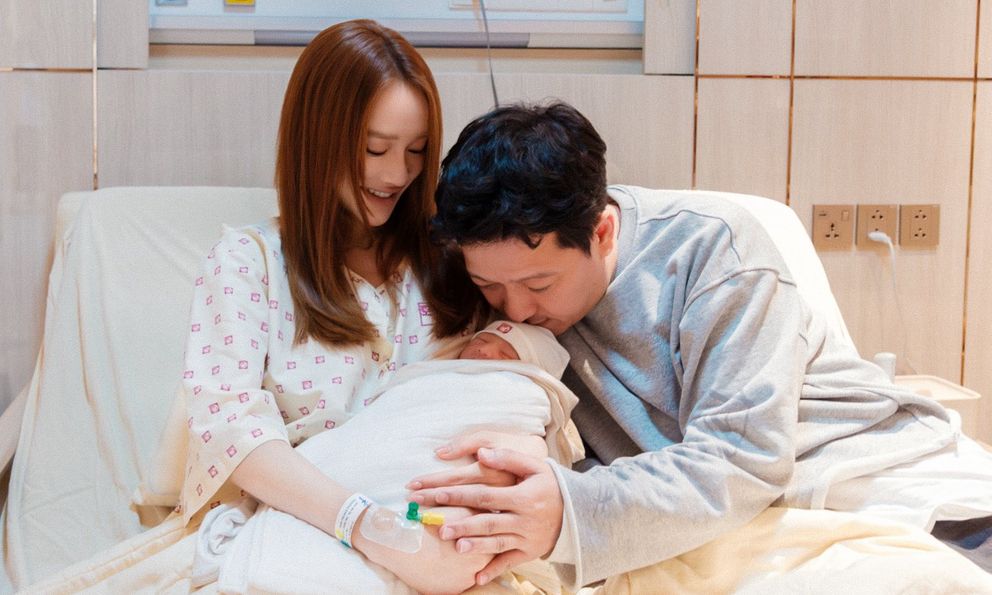 Nhã Phương sinh con thứ 3, Trường Giang bật khóc xin lỗi vợ